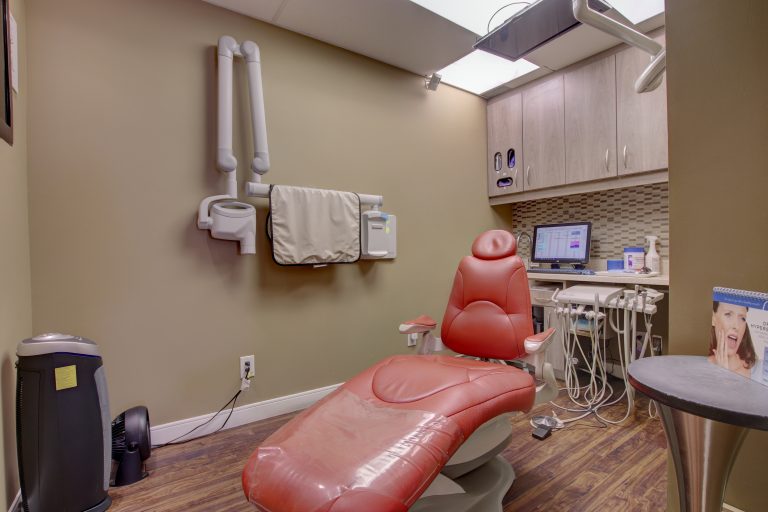 Ayr Dental office in Ayr Ontario. A family dentistry with several services including family and cosmetic dentistry, dental implants, periodontics (gums), endodontics (root canal) and oral surgeries.